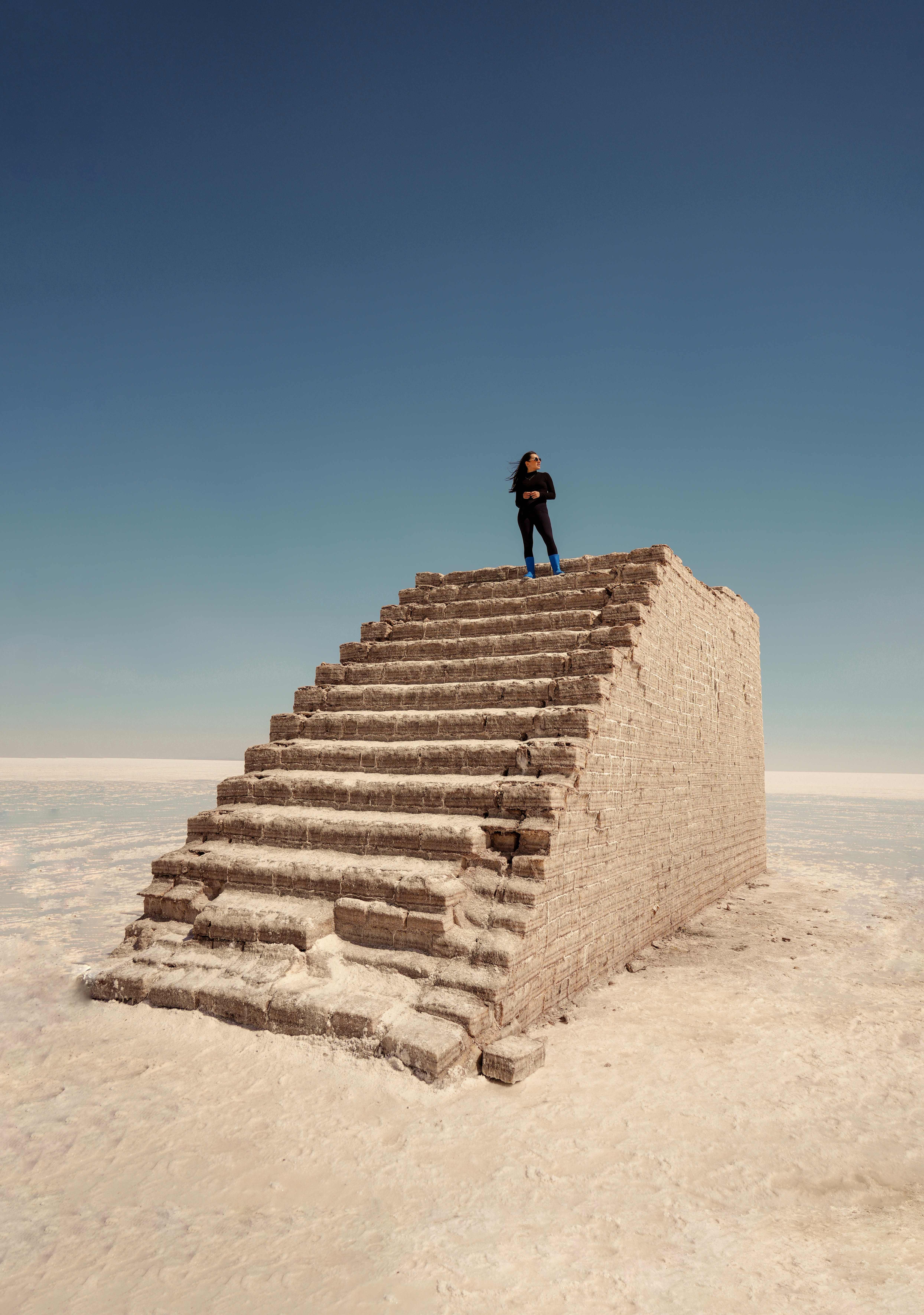 Escalones tallados en sal en medio del salar.
